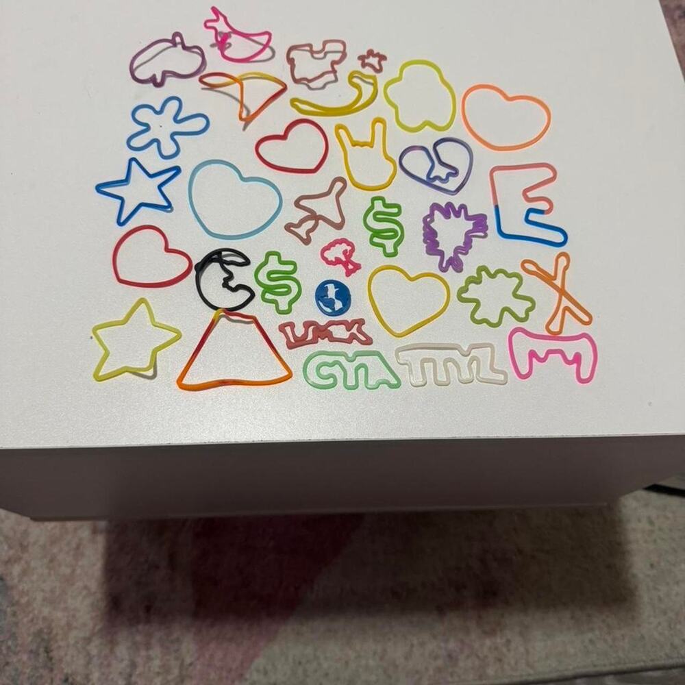 32 assorted shapes and phrases silly bands- Lot 8